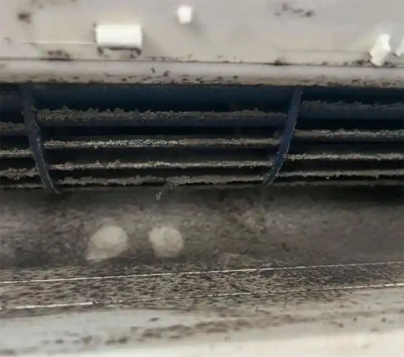 嘉荫空调吹的风有股烧焦味是怎么回事